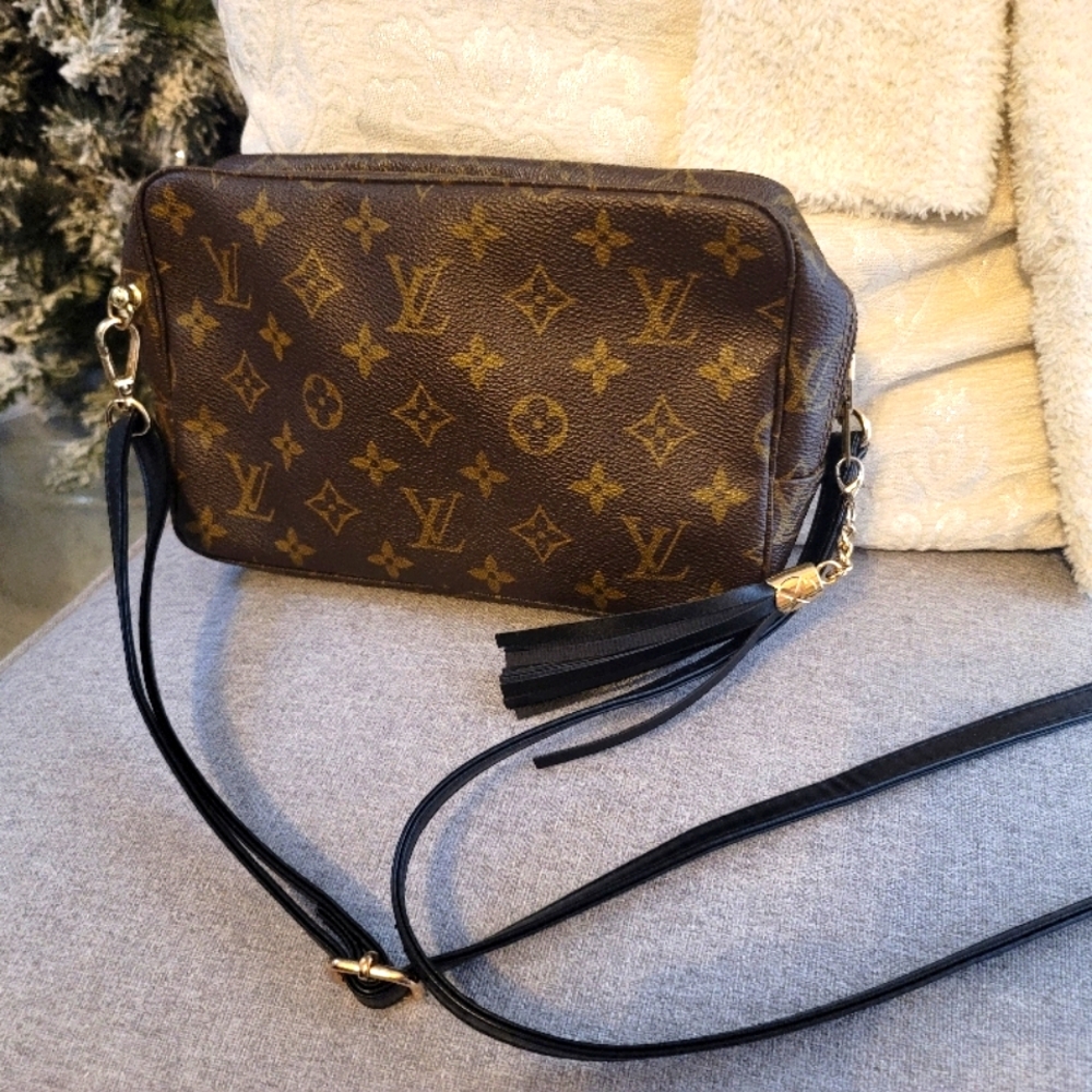 Authentic Louis Vuitton Trousse 23